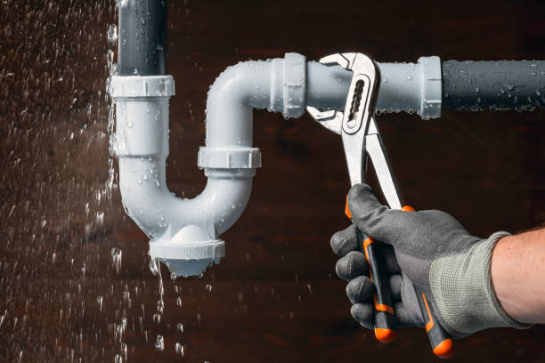 Professional Plumbing technician working in Santa Rosa, TX